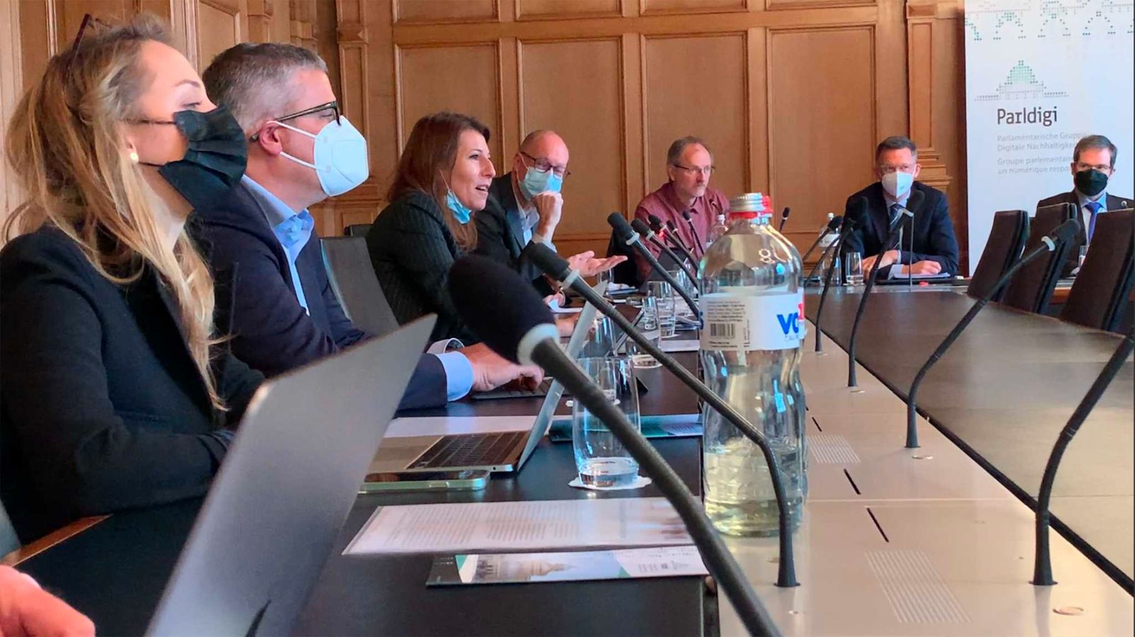 Mitten in die Corona-Zeit fiel die erste Digital MasterClass im Bundeshaus in Bern. «Wir haben es geschafft, regelmässig mit Parlamentarier:innen ins Gespräch zu kommen, und mit ihnen über technische Entwicklungen und gesellschaftliche Folgen zu reden», so Bernstein. (Bild: Video-Still, Brigitte Blöchlinger)